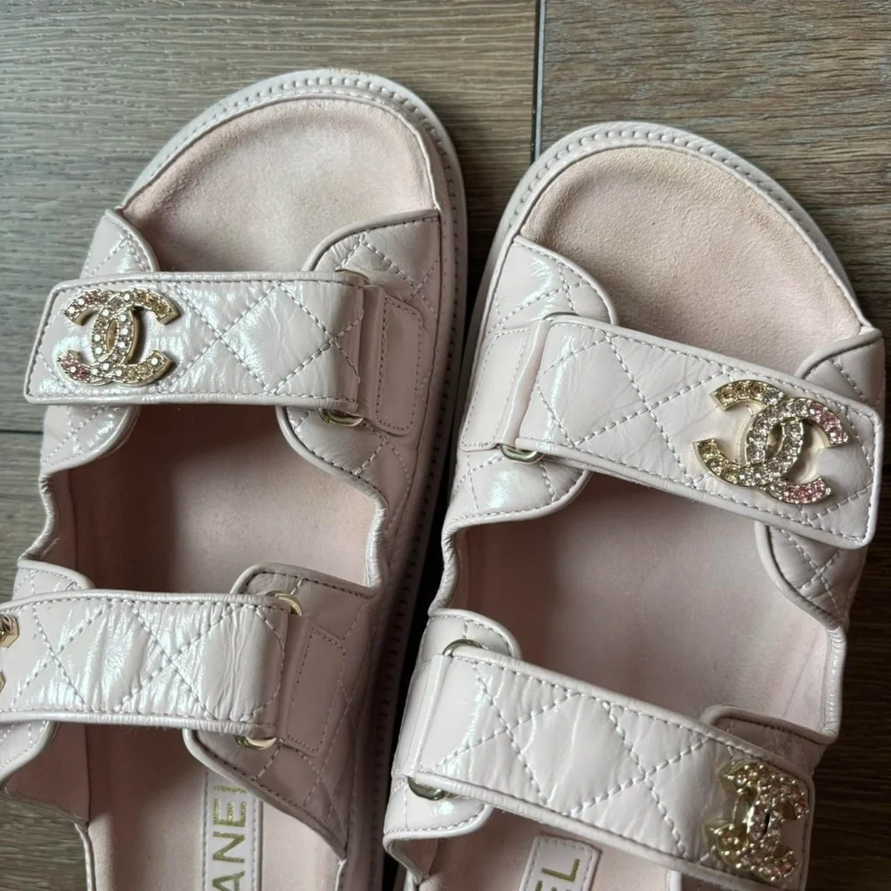 Chanel light pink shiny calfskin quilted dad crystal slide sandals size 40 - Picture 7 of 8